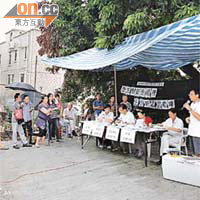 數十名新圍村村民昨出席申訴大會，希望政府介入事件。