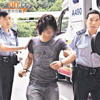涉案的南亞裔男子被兩名警員鎖上手銬押往醫院檢驗。