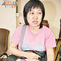 居民從火場檢回被燒爛的人民幣。