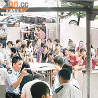 數十名受影響居民進行登記。
