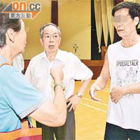 業主夫婦向姓陳包租公（右）了解劏房分租事件。