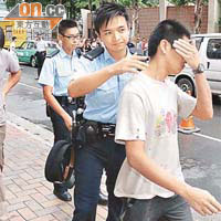 警員帶走兩名工人調查。