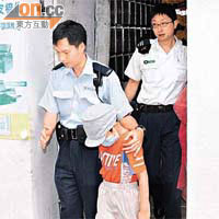 男童由警員陪同往醫院檢驗。