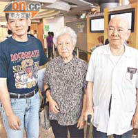 吳先生（左一）經十數年艱苦儲蓄，終於達成置業目標，並打算與父母同住。