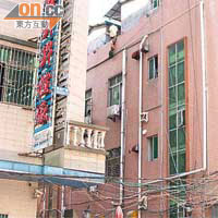 港商在宿舍二樓殺死妻子後吊頸自殺，圖中左方為港商的工廠。