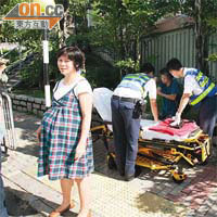 警員向孕婦了解意外經過，女傷者（後）拒絕入院，要由救護員勸解。
