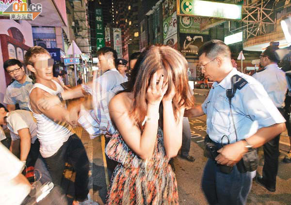 警方忙於制服外籍疑犯，女子擔憂女友人被毀容驚泣，場面混亂。