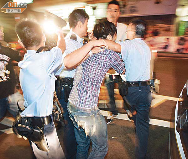 被捕男子押走時仍不停發難。
