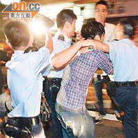 被捕男子押走時仍不停發難。