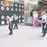 藍帽子警員在場搜集證物。
