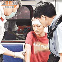 事主在白車內檢驗傷勢。