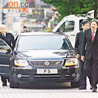 曾俊華的「福士」座駕每公里二氧化碳排放量達二百九十三克，極不環保。	資料圖片
