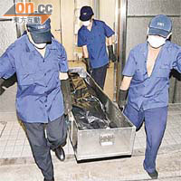 仵工將老翁陳耀輝遺體舁往殮房。