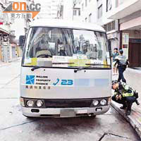 警員調查肇事旅巴後，拖走進行科學鑑證。