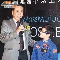 何鍾泰（左）十二年前已經幫美國萬通小太空人計劃做評審。