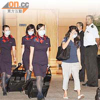 部分空勤人員一下機便帶同行李，出席會員大會。