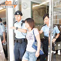 涉案婦人被捕帶署。