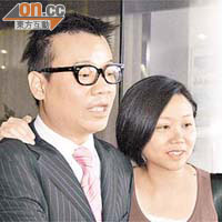 被告馬浩輝（左）應訊後，獲妻子陳寶寶攬實膊頭伴着離庭。
