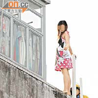 企跳女子危站天台欄河。