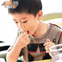 小童與成人每日所需的營養素攝取量不相同，家長參考包裝食品的營養標籤時，要小心分辨。	（設計圖片）