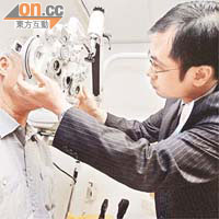 眼科視光師建議，年滿四十歲人士要每年驗眼。