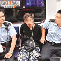 涉嫌「索Ｋ」司機被捕後送院，警員檢走一包證物。