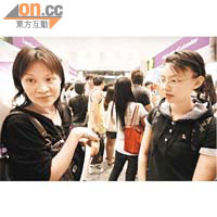 麥同學（右）與母親<br>「香港讀書壓力大好多，副學士又未必可銜接大學，都係去英國升學穩陣啲。」