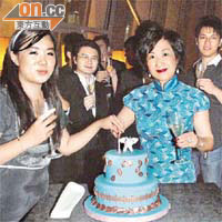 葉劉淑儀件靚衫同生日蛋糕都係藍色，真係襯到絕。
