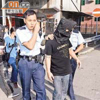 警員到屯門青磚圍拘捕多名涉案男子，全部蒙頭帶署。