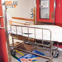 屍體由急症室移往醫院殮房。