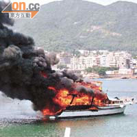 遊艇泊於赤柱聖士提反灣外海面燒通頂，黑煙沖天。	（香港海事青年團提供）