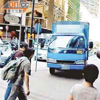 藍色貨車駛上行人路，路人爭相走避。	互聯網