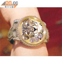 蔡太戴上老公送贈嘅瑞士SARCAR名錶，花豹圖案非常別致。