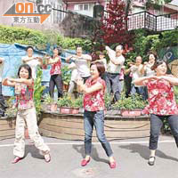大輝（後排右三）融入台北文山區忠順里居民嘅生活，一齊唱歌跳舞，投入度十足嘅佢仲扭得勁過當地人。