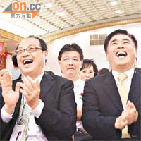 喺呢次台灣之行，大輝（左）有同台北市市長郝龍斌見面，仲話學到唔少有關選舉嘅嘢。