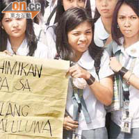 有學生到現場，在布上寫上「安息」字句。	特派記者馬尼拉圖片	