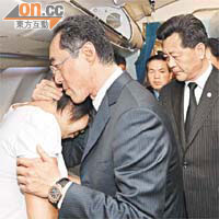 中聯辦副主任李剛（右）與唐英年登機慰問傅卓仁遺孀，傅太禁不住失聲痛哭。