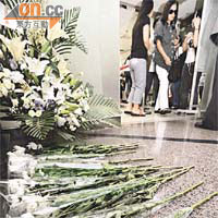 菲律賓領事館門外滿布悼念鮮花。