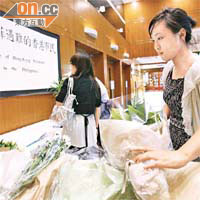 市民獻上鮮花悼念死者。