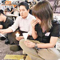 參加街頭燭光晚會的市民忍不住流下眼淚。