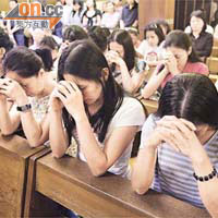 不少菲律賓人參加彌撒，為遇害港人祈禱。