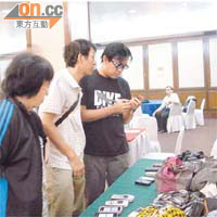 領隊謝廷駿的父母與兄長，在團友遺下的財物中尋找謝廷駿遺物。