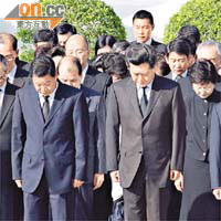 中聯辦副主任李剛(前排右)為八名遇難港人默哀。
