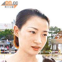 楊小姐(浙江旅客)<br>我本來都計劃到這裏看升旗,但沒想過要在這場合,心情很沉重。本來想開心旅遊,但這幾天的香港很不一樣,很悲傷。