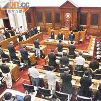 官員和議員在立法會特別會議開會前向死者默哀。