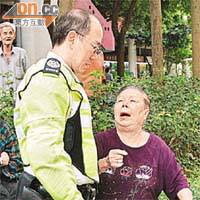 持拐杖老婦向警員講述目擊經過。