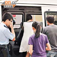 疑受騙居民隨警員返署助查。