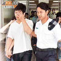 蔡父傷心痛哭掩面離開殮房。