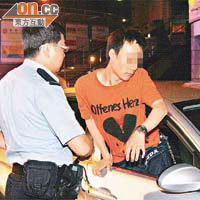 警方調查期間，涉案司機爬窗而出。
