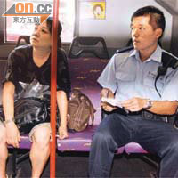警員向女乘客了解事件經過。